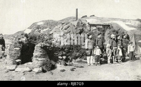 Eskimos à l'extérieur de leur résidence d'été, Groenland Banque D'Images