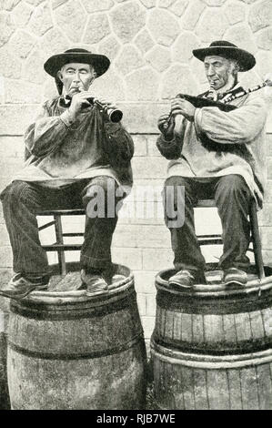 Musiciens assis sur des barils, Bretagne, Nord de la France Banque D'Images