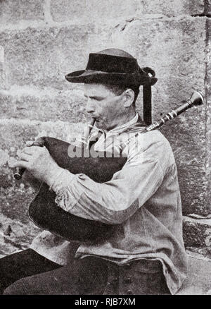 Musicien breton jouant des cornemuses, Bretagne, Nord de la France Banque D'Images