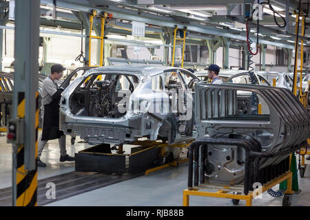 La Russie, Izhevsk - Décembre 15, 2018 : l'usine automobile Lada Izhevsk, partie du groupe AVTOVAZ. Les travailleurs ont des portes sur le corps d'une nouvelle voiture. Modern Banque D'Images