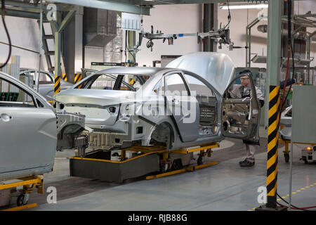 La Russie, Izhevsk - Décembre 15, 2018 : l'usine automobile Lada Izhevsk, partie du groupe AVTOVAZ. Mettre la porte sur le corps d'une nouvelle voiture. Atelier de montage de Banque D'Images