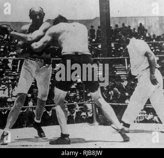 Illustration de l'anneau "rythme" dans un match de boxe (boxeurs) non identifié. Banque D'Images