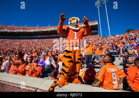 La mascotte de l'Université Clemson football Tiger pendant le week-end au Memorial Stadium dans la vallée de la mort. Banque D'Images