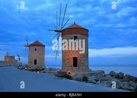 Les moulins à vent, l'île de Rhodes. Voir l'historique des moulins à vent dans la zone du port de Mandraki, au crépuscule. Banque D'Images