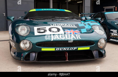 Vue avant d'une voiture de course Jaguar XJ220-C, devant les garages internationaux Pit, au Silverstone Classic 2017 Banque D'Images