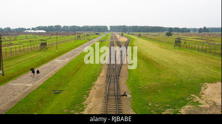 Oswiecim, Pologne - 11 juillet 2018. Birkenau-Auschwitz II vue de l'entrée principale et tour de garde Banque D'Images