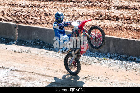 Goshen, Connecticut. Le 4 septembre 2017. Un homme portant une course et un helmut tirant une remorque sur une dirt bike au Goshen Goshen juste conne Banque D'Images