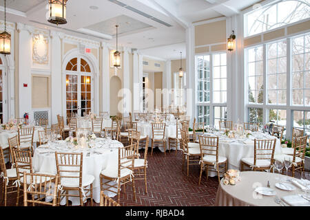 Photo de l'intérieur de tables de mariage pour manger amende lors d'une réception de mariage. partie d'une série de décorations de mariage ou d'un restaurant. Banque D'Images