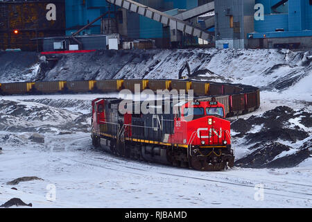 Un train de marchandises des chemins de fer nationaux du Canada à un chargement de charbon usine de traitement du charbon dans les régions rurales de l'Alberta Canada Banque D'Images