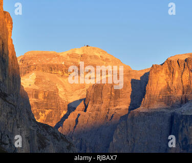 Piz Boe, la plus haute montagne du Groupe du Sella, Dolomites, vu du SW, Trentino, en Italie. Banque D'Images