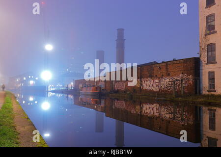 Réflexions de Tower travaille à quai dans l'aire Grenier & Calder Navigation dans le centre-ville de Leeds Banque D'Images