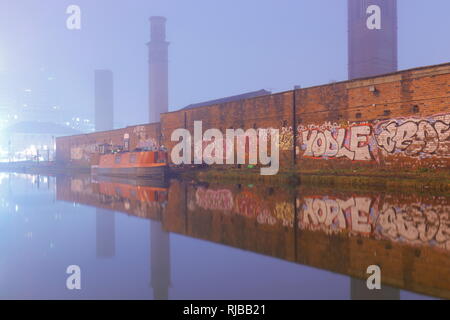 Réflexions de Tower travaille à quai dans l'aire Grenier & Calder Navigation dans le centre-ville de Leeds Banque D'Images