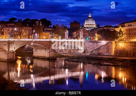 Image prise dans la nuit dans la ville de Rome, où vous pouvez voir le Tibre, et la basilique de San Pedro (Vatican) sur la droite. Banque D'Images