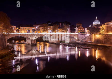 Image prise dans la nuit dans la ville de Rome, où vous pouvez voir le Tibre, et la basilique de San Pedro (Vatican) sur la droite. Banque D'Images