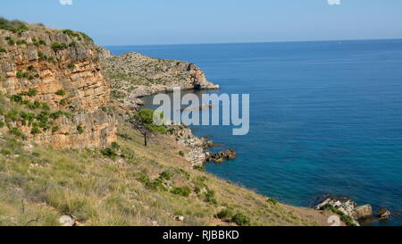 Cala Bianca, province de Trapani, en Sicile. Cala Bianca est une belle crique, cachés entre les villes de Scopello et de Castellammare del Golfo. Banque D'Images