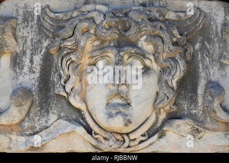 La ville antique de Didymes, Turquie - La C.-B. en relief de la Monster méduse dans le Temple d'Apollon, entre 2 à 5 siècles. Banque D'Images