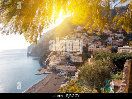 Vue sur Positano village le long de la côte amalfitaine en Italie Banque D'Images