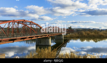Pont de fer rouge sur le Tage avec ciel bleu et nuages blancs. Talavera de la Reina, Espagne 22 Janvier, 2019 Banque D'Images
