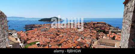 Vue sur les toits de la vieille ville. Dubrovnik est une ville croate sur l'Adriatique. C'est l'une des plus importantes destinations touristiques de Banque D'Images