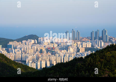 La ville de Busan sur pont Gwangan coucher du soleil Banque D'Images