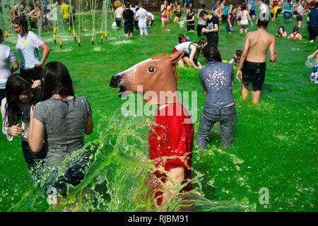 Un homme portant un masque de cheval promenades dans le bol de la fontaine "Fontaine de l'amitié" à l'ONU à VDNKh Moscou, Russie Banque D'Images