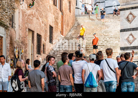 Sienne, Italie - 27 août 2018 : ruelle étroite dans les marches de la rue vieille ville médiévale historique village de Toscane avec de nombreux touristes de la marche Banque D'Images