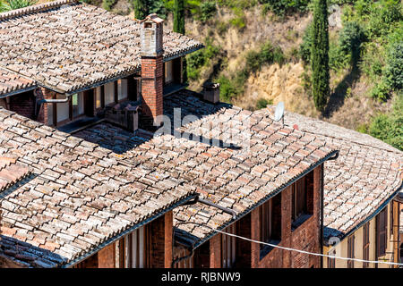 Sienne, Italie sur le toit avec la vieille ville historique de bâtiments médiévaux du village ville couleurs orange en été des tuiles du toit libre et paraboles Banque D'Images