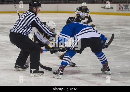 Les joueurs de l'Université d'Alaska-Anchorage et l'Université de l'Alabama Huntsville prendre un visage au cours de l'UAA appréciation des militaires match de hockey à la patinoire Sullivan à Anchorage, Alaska, 13 janvier 2018. L'UAA a coordonné le jeu de reconnaissance à l'occasion de l'Armée de l'air annuelle vs Match de hockey. La Force aérienne a remporté cette année le match 11-1. Banque D'Images