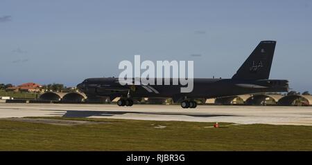 Un U.S. Air Force de bombardiers B-52 Stratofortress atterrit à Andersen Air Force Base, Guam, jan. 16, 2018. La Stratofortress est l'un des six U.S. Air Force B-52H Stratofortress bombardiers et d'environ 300 aviateurs de Barksdale Air Force Base (AFB), en Louisiane, le déploiement d'Andersen AFB, à Guam, à l'appui d'AMÉRICAINES DU PACIFIQUE (PACOM) Présence de bombardement continu (CBP) mission. Banque D'Images