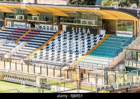 Sienne, Italie - 27 août 2018 : Stade avec inscription en Toscane ville avec des sièges vides de blanchiment et personne pendant la journée pour les jeux de sport Banque D'Images