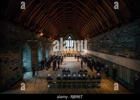 BERGEN, NORVÈGE (janv. 15, 2018) Cérémonie marquant le changement de commandement d'un groupe maritime permanent de l'OTAN (SNMG1) du leadership leadership Danois Norvégien à l'intérieur de Haakon's Hall dans la forteresse de Bergenhus à Bergen, Norvège. Le SNMG1 est l'un des quatre groupes de l'OTAN toujours prêts à soutenir l'OTAN dans l'attribution de la défense de l'Alliance. Banque D'Images