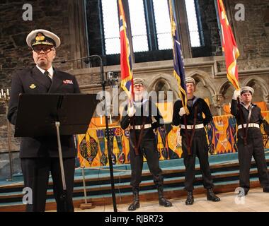 BERGEN, NORVÈGE (janv. 15, 2018) Le 1er Groupe de danois Søren Thinggard Commodore Commandant Larsen parle lors d'une cérémonie marquant le changement de commandement d'un groupe maritime permanent de l'OTAN (SNMG1) du leadership leadership Danois Norvégien à l'intérieur de Haakon's Hall dans la forteresse de Bergenhus à Bergen, Norvège. Le SNMG1 est l'un des quatre groupes de l'OTAN toujours prêts à soutenir l'OTAN dans l'attribution de la défense de l'Alliance. Banque D'Images