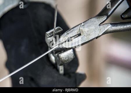 Le s.. John Beeson, 23d de l'Escadron de maintenance (APW) munitions inspecteur, coupe un fil, 11 janvier 2018, à Moody Air Force Base, Ga. Le 23D MXS a tenu une classe de munitions de combat pour aider à s'acclimater et améliorer leurs aviateurs est prête à fonctionner dans un environnement de déploiement. Banque D'Images