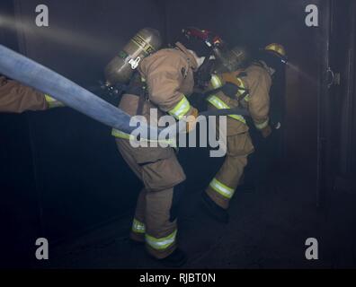 Aviateurs de la 162e Escadre et Davis Monthan Air Force Base à Tucson, Arizona à supprimer les incendies au cours d'un exercice le 14 janvier 2018. L'exercice consistait en une simulation d'avion brûler, ainsi qu'une brûlure structurels. La Garde nationale américaine ( Banque D'Images