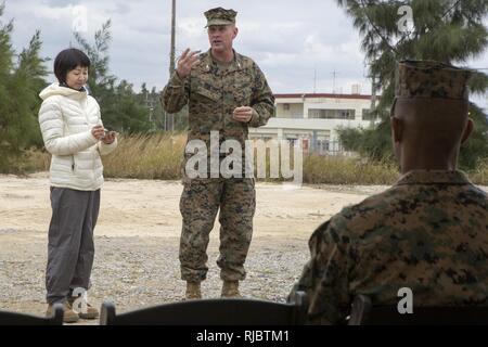 CAMP SCHWAB, Okinawa, Japon- Le Colonel Kevin Norton exprime sa gratitude pour la construction d'un nouveau poste au cours de l'échange cérémonie du 11 janvier à bord de Camp Schwab, Okinawa, Japon. Le plan pour le nouvel échange apportera une meilleure sélection d'articles et de commodité pour les Marines stationnés sur la bases du Nord. Les plans ont également révélé la construction d'un nouveau bureau de poste et banque à être intégré dans l'échange. Norton est le commandant du camp Camp de Schwab. Banque D'Images