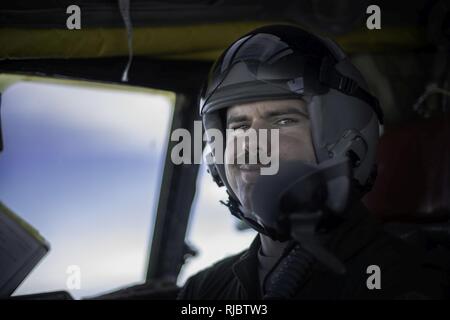 Un B-52 Stratofortress, pilote affecté au 23e Escadron expéditionnaire, bombe sourit tout en écoutant les conversations de l'équipage à travers son casque après avoir terminé une mission au-dessus des bombardiers stratégiques, l'Europe le 16 janvier 2018. Le déploiement de bombardiers stratégiques à RAF Fairford, Angleterre, aide à l'exercice United States Air Forces in Europe's emplacement avancé d'opérations sur les bombardiers. Avec formation de partenaires, aux nations alliées et d'autres unités de l'US Air Force à la 5e Escadre bombe prête à contribuer et forces postured. Banque D'Images