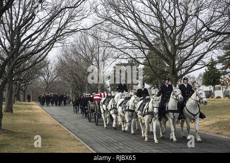 Marine Corps porteurs du corps, la Compagnie Bravo, Marine Barracks Washington D.C., mars derrière les membres du peloton du caisson lors d'une tous les honneurs de funérailles pour le Major-général Paul A. Fratarangelo au cimetière national d'Arlington, Arlington, Va., 16 janvier 2018. Washington Marine Barracks abrite le Marines qui fournissent le support pour toutes les funérailles du Corps des Marines et de nombreux hauts responsables des administrations publiques" des funérailles dans la région de la capitale nationale. Banque D'Images