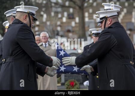 Marine Corps porteurs du corps, la Compagnie Bravo, Marine Barracks Washington D.C., plier le drapeau national lors d'une tous les honneurs de funérailles pour le Major-général Paul A. Fratarangelo au cimetière national d'Arlington, Arlington, Va., 16 janvier 2018. Washington Marine Barracks abrite le Marines qui fournissent le support pour toutes les funérailles du Corps des Marines et de nombreux hauts responsables des administrations publiques" des funérailles dans la région de la capitale nationale. Banque D'Images