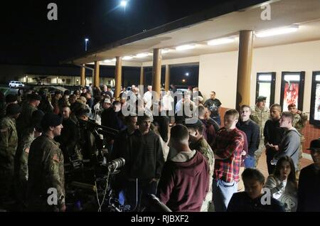 Famille, amis et Servicemembers de Joint Base Lewis-McChord parler avec des bérets verts de 1st Special Forces Group (Airborne) et membre du bataillon d'opérations spéciales Le recrutement, le 13 janvier, lors d'une visualisation du film 12 Strong : l'déclassifié Histoire vraie des soldats à cheval. Ce film est basé sur l'histoire de non classés 5ème groupe des forces spéciales (Airborne) mission en Afghanistan en réponse aux attentats terroristes. Le film se concentre sur l'une des trois équipes engagées dans l'opération et leurs partenaires afghans, l'Alliance du Nord, dans leur mission d'éliminer les terroristes à n Banque D'Images