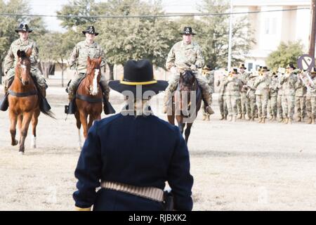 Commandant greywolf, le Colonel John K. Woodward termine son examen des troupes avec le nouveau commandant, le Lieutenant-colonel Kevin Black, et le commandant sortant, le Lieutenant-colonel Brian McCarthy, au cours de la cérémonie de passation de commandement du 3e Bataillon, 8e régiment de cavalerie blindée, 3e Brigade Combat Team 'Greywolf", Division de cavalerie le 11 janvier. Banque D'Images