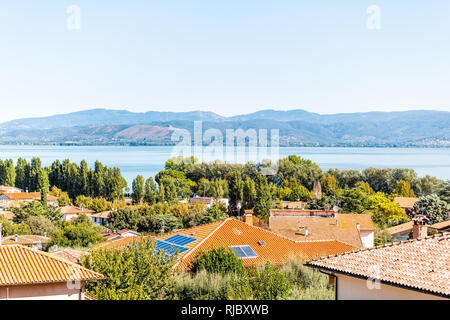 Castiglione del Lago, Italie ville médiévale village de l'Ombrie en journée ensoleillée avec paysage du lac Trasimène et de panneaux solaires sur le toit Banque D'Images