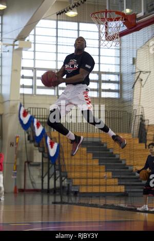 CAMP FOSTER, Okinawa, Japon- SPC. Ésaïe Redfearn dunks la balle pendant le dunk contest lors de l'Assemblée Martin Luther King le 13 janvier Tournoi de basket-ball Camp à bord de Foster, Okinawa, Japon. Le dunk contest a été l'une des trois compétences competitions joueurs ont été en mesure de participer pendant le tournoi. Redfearn est un spécialiste des technologies de l'information avec le 1er Bataillon, 1e Régiment d'artillerie de défense aérienne. Banque D'Images