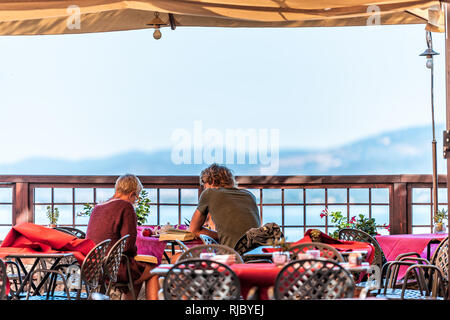 Castiglione del Lago, Italie - 28 août 2018 : Cafe Restaurant sur terrasse couverte à l'extérieur patio dans petite ville Village de l'Ombrie au cours de jour d'été ensoleillé Banque D'Images