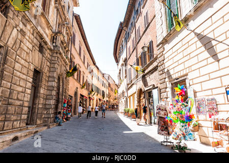 Montepulciano, Italie - 28 août 2018 : ruelle étroite rue dans petite ville village de Toscane pendant la journée sur journée ensoleillée avec des boutiques de souvenirs Banque D'Images