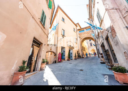 Montepulciano, Italie - 28 août 2018 : rue étroite ruelle escarpée dans petite ville village de Toscane pendant la journée sur journée ensoleillée avec les magasins Boutiques Banque D'Images