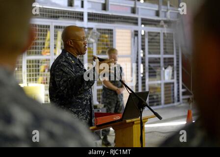 NAS Sigonella, Sicile (nov. 1, 2016) U.S. Naval Forces flotte Europe-afrique Master Chief Raymond D. Kemp, Père, parle avec les marins à bord de la base aéronavale de Sigonella (NAS) pendant un appel mains libres, le 1 novembre. Sigonella NAS fournit des plates-formes opérationnelles à terre qui permettent aux alliés des États-Unis, et les forces du pays partenaire, d'être là où ils sont nécessaires et quand ils sont nécessaires pour assurer la sécurité et la stabilité en Europe, d'Afrique et d'Asie du Sud-Ouest. Banque D'Images