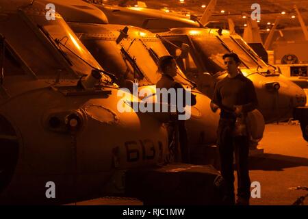 Océan Pacifique (nov. 1, 2016) marins affectés à la légendaire Black Knights de l'Escadron d'hélicoptères anti-sous-marin (4) le plan d'HSC-4 Programme d'entretien de la soirée dans la zone du porte-avions USS Carl Vinson (CVN 70). Le navire est en cours d'exercice l'unité de formation combiné au large de la côte de Californie du Sud. Banque D'Images