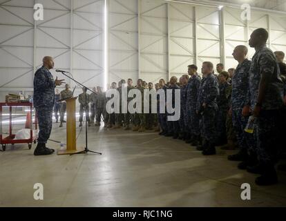 NAS Sigonella, Sicile (nov. 1, 2016) U.S. Naval Forces flotte Europe-afrique Master Chief Raymond D. Kemp, Père, parle avec les marins à bord de la base aéronavale de Sigonella (NAS) pendant un appel mains libres, le 1 novembre. Sigonella NAS fournit des plates-formes opérationnelles à terre qui permettent aux alliés des États-Unis, et les forces du pays partenaire, d'être là où ils sont nécessaires et quand ils sont nécessaires pour assurer la sécurité et la stabilité en Europe, d'Afrique et d'Asie du Sud-Ouest. Banque D'Images