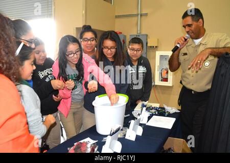 SAN ANTONIO - (nov. 1, 2016) Harlem, New York), native Maître de 1re classe Daniel Jimenez, un recruteur de la Marine affecté à la station de Recrutement Le recrutement dans la Marine Ingram, District San Antonio, indique à l'école moyenne des filles sur le bateau de Penny lors du Défi de la Chambre de commerce hispanique CORE4 et de l'Expo de la tige à la Freeman Expo Hall. Jimenez est un diplômé de 1999 A. Philip Randolph High School de New York. L'expo, comprenant une femme jour et tous les jours des hommes, les leaders de l'énergie, de la science, de l'informatique, et de l'aérospatiale et présenté aux élèves l'occasion de rencontrer des h Banque D'Images