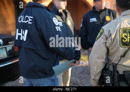 Des chercheurs de plusieurs organismes fédéraux et les organismes locaux d'application des lois, y compris le U.S. Immigration and Customs Enforcement (ICE) Homeland Security Investigations (HSI), la Drug Enforcement Administration, et le shérif du comté de Pima, exécuté de nombreuses opérations de recherche et de mandats d'arrêt dans le sud de l'Arizona Jeudi, le démantèlement d'un trafic de drogues au niveau local organisation soupçonnée de distribuer et vendre de l'héroïne, la marijuana, et diverses armes à feu. Banque D'Images